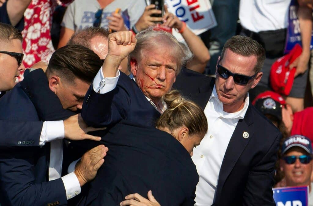 La conversation des services secrets lors de l&rsquo;attentat contre Trump montre un pr&eacute;sident imperturbable qui ne voulait pas partir sans ses chaussures