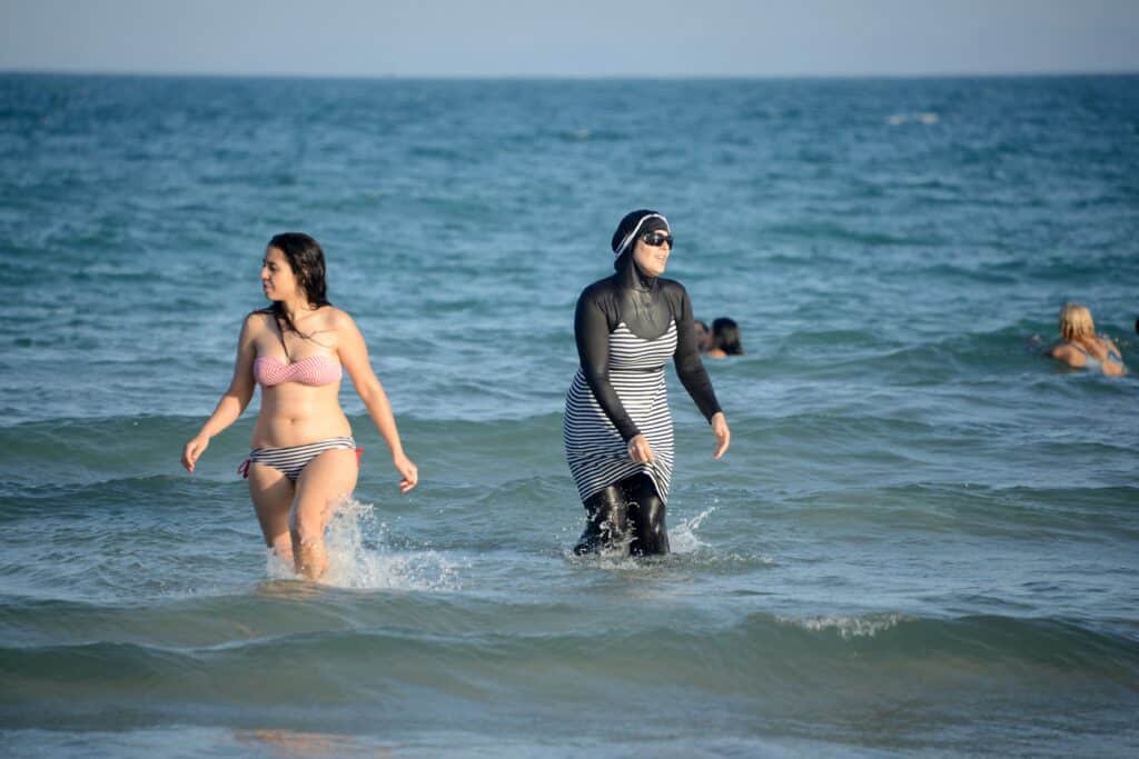 Burkini : la justice fran&ccedil;aise suspend l'interdiction, le maire d&eacute;nonce une justice &laquo;hors-sol&raquo;