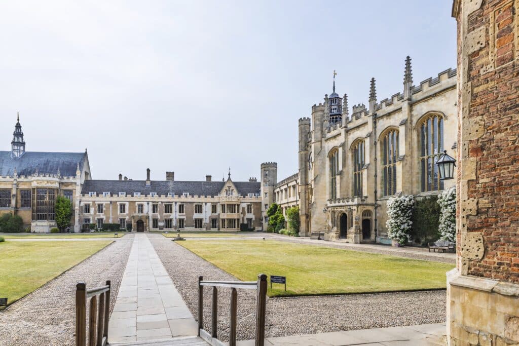Cambridge secou&eacute;e par un scandale qui embarrasse le monde universitaire