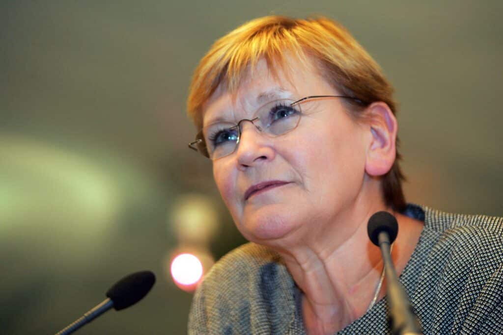 Marie-George Buffet admet avoir suspendu les contr&ocirc;les antidopage inopin&eacute;s des Bleus avant le Mondial 1998