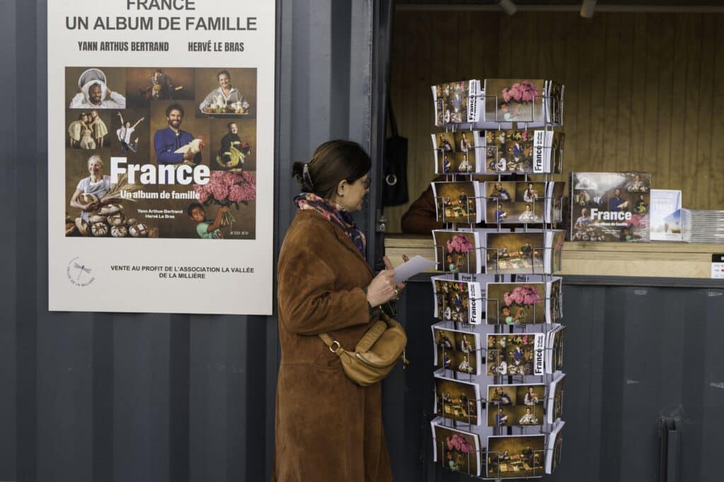 Malgr&eacute; WhatsApp et les mails, pourquoi la carte postale reste incontournable pendant les vacances.