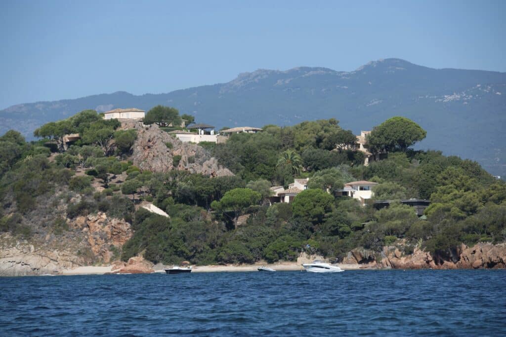 En Corse, les villas &agrave; 10 ou 20 millions d&rsquo;euros ne connaissent pas la crise