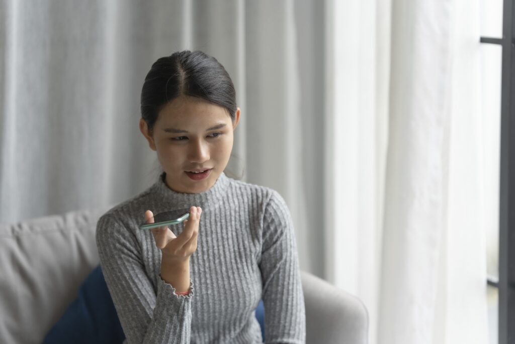 L'&egrave;re du clavier touche-t-elle &agrave; sa fin ? Les g&eacute;ants de la tech misent d&eacute;sormais sur l'IA vocale