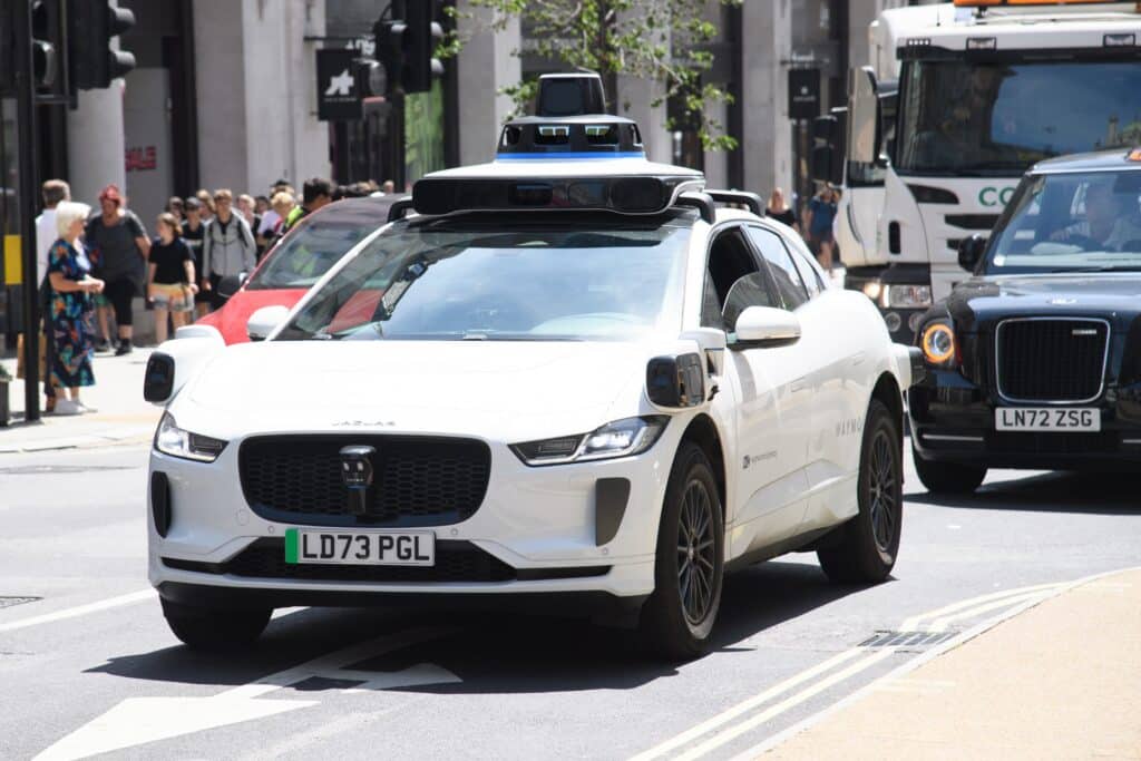 Uber mise 10 milliards de dollars pour dominer la r&eacute;volution des robotaxis