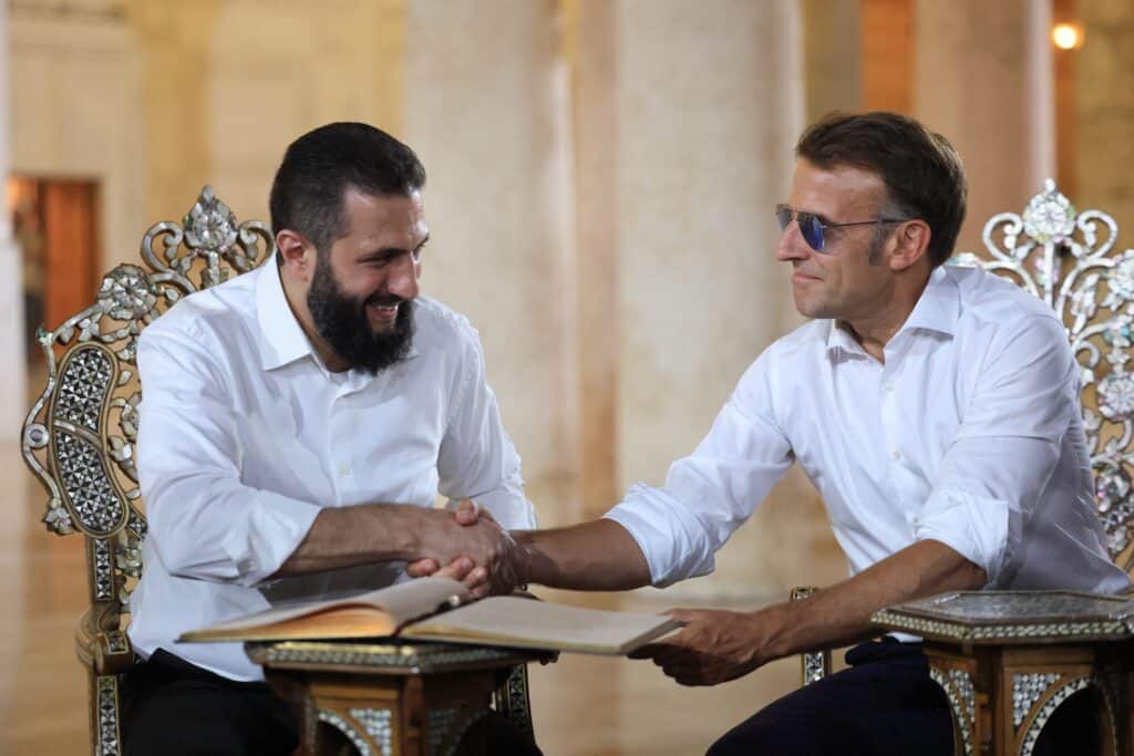 Macron &laquo; salue l&rsquo;engagement &raquo; d&rsquo;al-Charaa : l&rsquo;ancien djihadiste d&eacute;finitivement normalis&eacute; par Paris ?