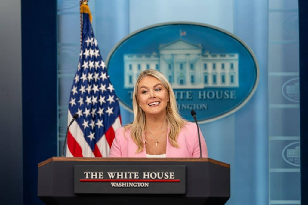 Karoline Leavitt quitte la Maison-Blanche : Trump perd sa &laquo; mitraillette &raquo; m&eacute;diatique