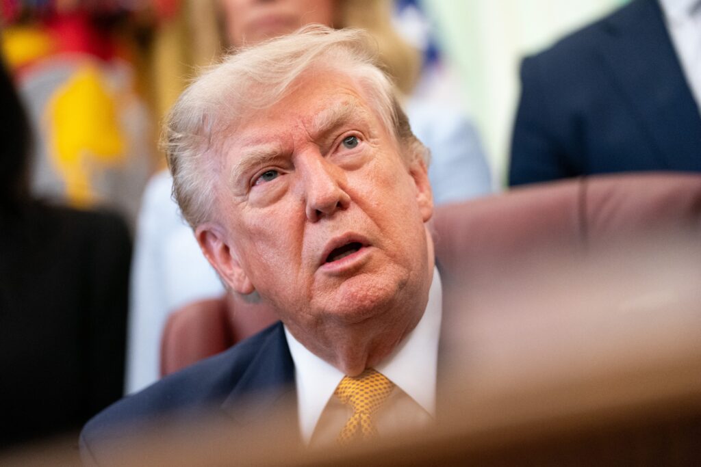 &laquo; Ils gagnent trop d'argent &raquo; : Trump exige qu'Exxon et Chevron baissent leurs prix