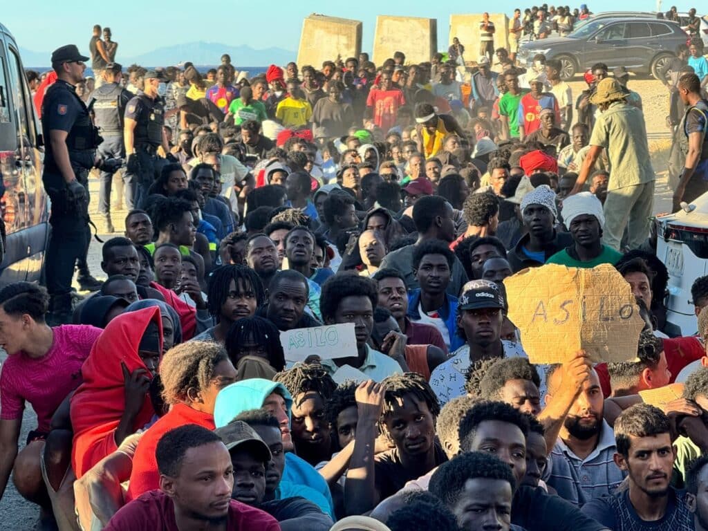 Ceuta : des m&eacute;dias espagnols affirment qu'une dizaine d'individus li&eacute;s au djihadisme ont &eacute;t&eacute; identifi&eacute;s parmi les migrants