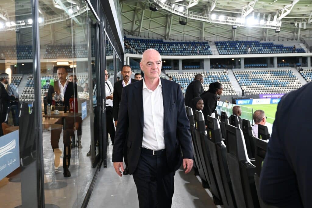 Crise &agrave; la FIFA : Infantino reconna&icirc;t des erreurs mais refuse de partir