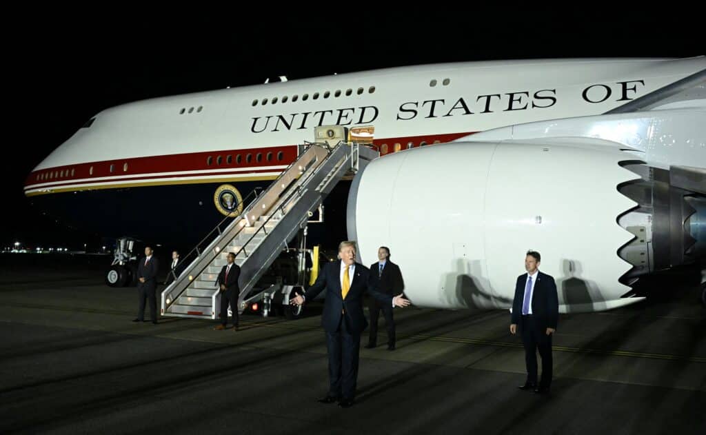 Menac&eacute; par l&rsquo;Iran, Trump exfiltr&eacute; d&rsquo;Ankara dans un camion traiteur pendant qu&rsquo;Air Force One servait de leurre