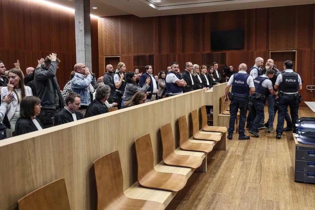 &laquo; Justice p&eacute;doland, vous &ecirc;tes la honte du pays &raquo; : chaos au tribunal apr&egrave;s la condamnation de Lenoci