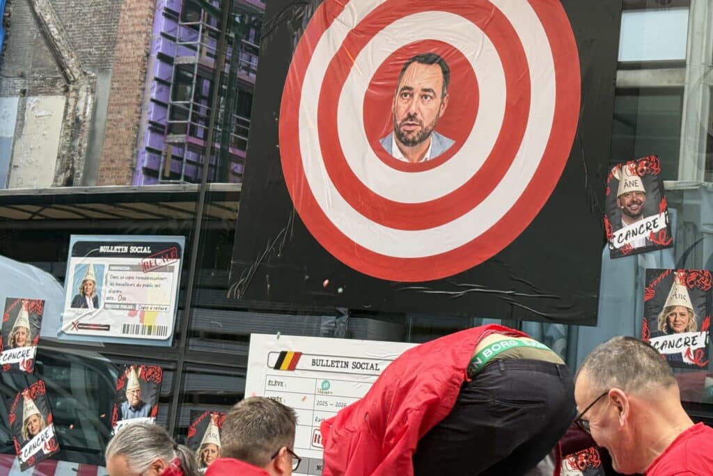 Des fumig&egrave;nes de la FGTB provoquent l&rsquo;&eacute;vacuation du si&egrave;ge des Engag&eacute;s : une plainte annonc&eacute;e