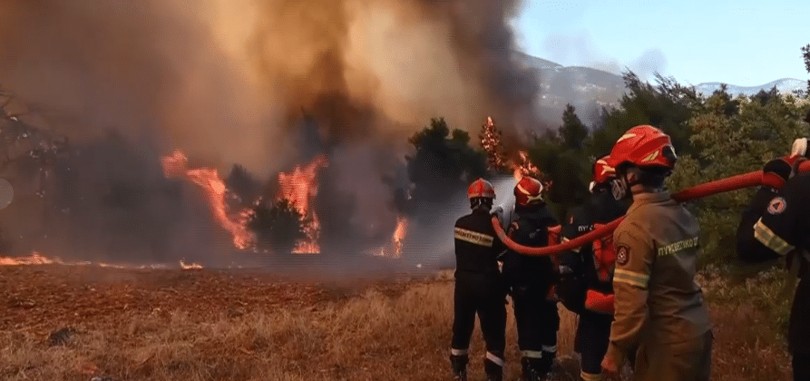 Feux en Gr&egrave;ce : deux membres d'&eacute;quipage tu&eacute;s apr&egrave;s la collision de deux h&eacute;licopt&egrave;res pr&egrave;s d'Ath&egrave;nes