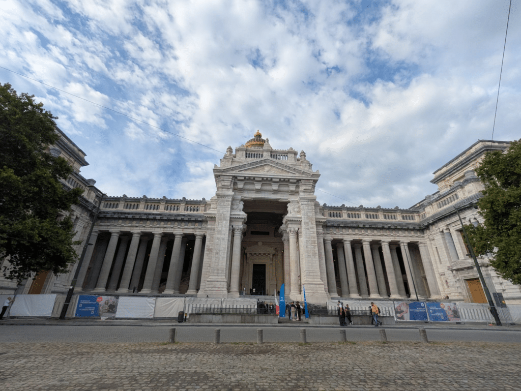 Bruxelles : apr&egrave;s plus de 20 ans, la fa&ccedil;ade du Palais de Justice se d&eacute;barrasse enfin de ses &eacute;chafaudages