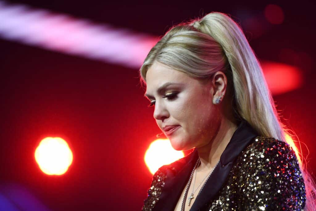 Un an apr&egrave;s la mort de Charlie Kirk, sa veuve Erika raconte son deuil dans un texte bouleversant