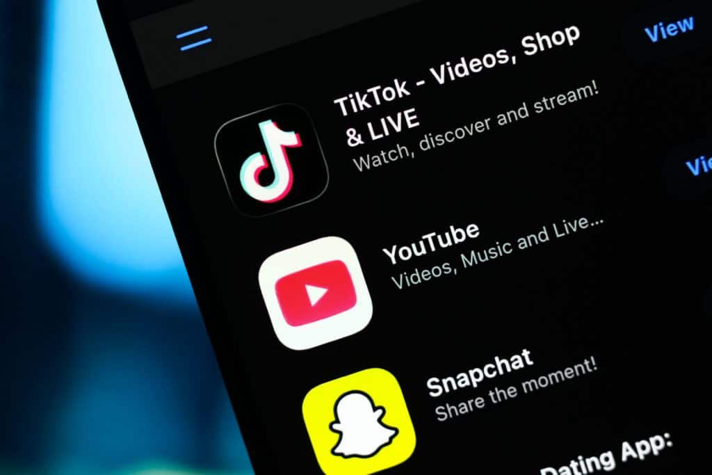 &Agrave; quels m&eacute;dias les Fran&ccedil;ais font-ils encore confiance ? Le JT r&eacute;siste, YouTube et TikTok gagnent du terrain.