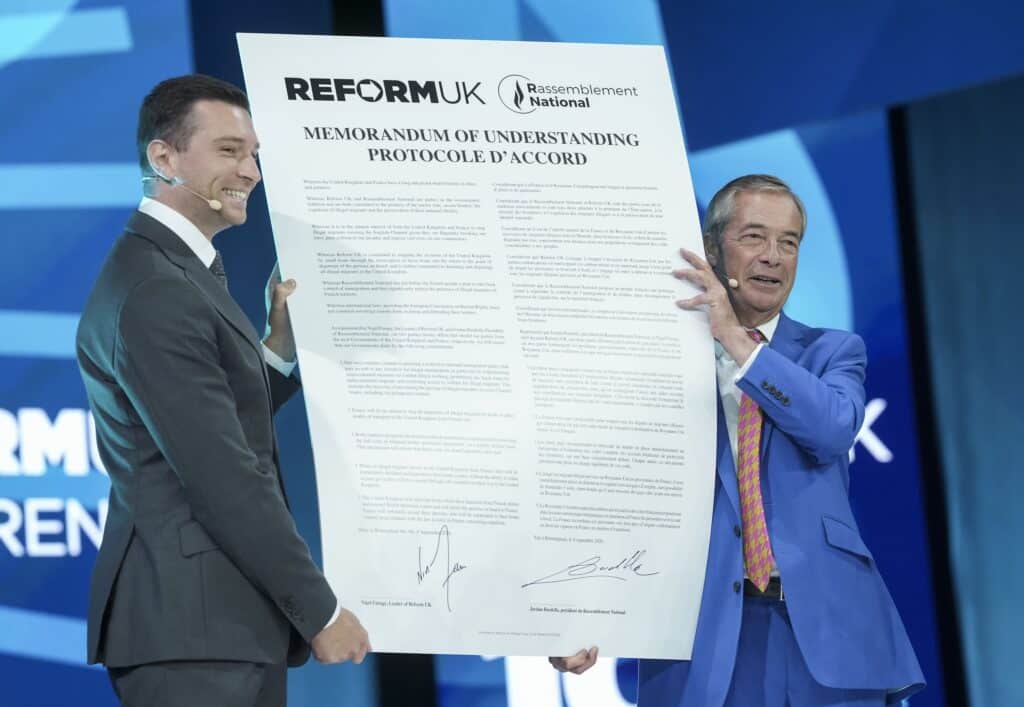 Bardella et Farage signent un pacte pour renvoyer en France les migrants intercept&eacute;s dans la Manche