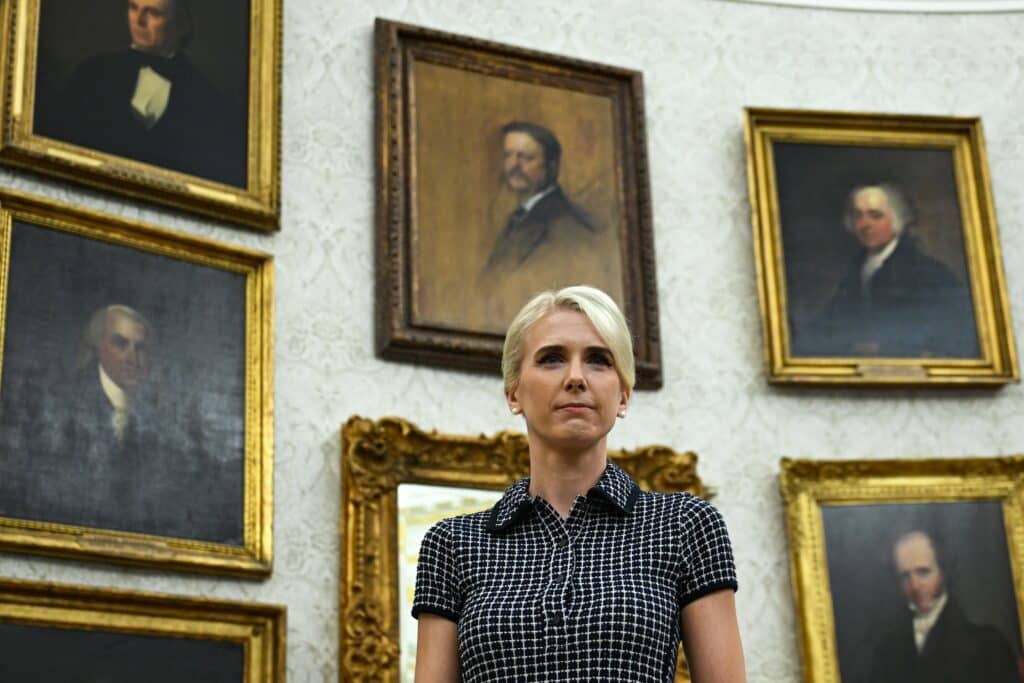 Trump offre 45.000 dollars &agrave; Natalie Harp et deux autres collaboratrices : le cadeau qui embarrasse la Maison-Blanche