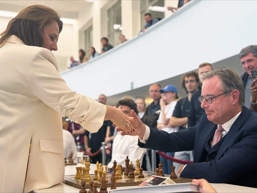 &laquo; Morituri te salutant &raquo; : Bart De Wever d&eacute;fie Judit Polg&agrave;r aux &eacute;checs et s&rsquo;incline