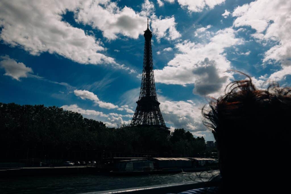 Pol&eacute;mique &agrave; la Tour Eiffel : des femmes &eacute;cart&eacute;es lors de la visite d&rsquo;une d&eacute;l&eacute;gation religieuse indienne