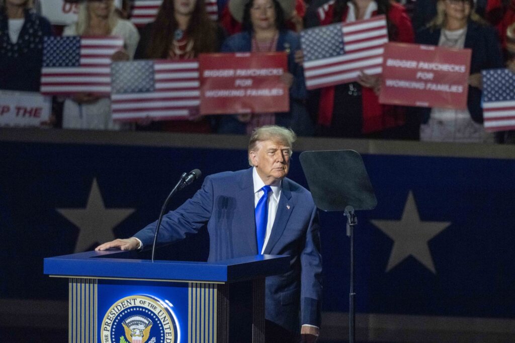 Trump promet 5.000 dollars &agrave; chaque adulte am&eacute;ricain si les R&eacute;publicains remportent les &eacute;lections de mi-mandat