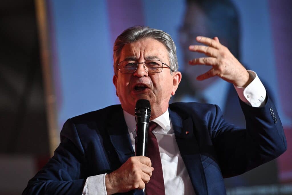 La v&eacute;rit&eacute;, c'est que toute la soci&eacute;t&eacute; fran&ccedil;aise doit conna&icirc;tre une phase de r&eacute;volution citoyenne