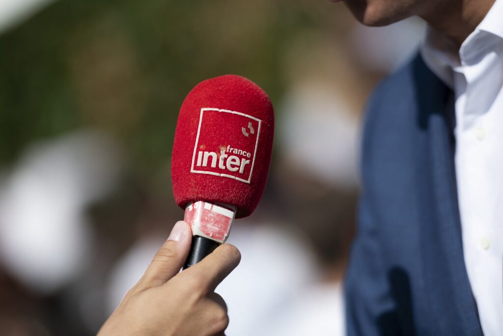 France Inter : 300 personnalit&eacute;s signent une tribune contre la chronique de Charles Sapin