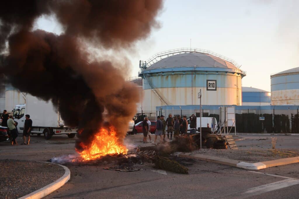 Des blocages de Fos-sur-Mer aux appels du 17 octobre : la poudri&egrave;re des carburants menace d'embraser la France