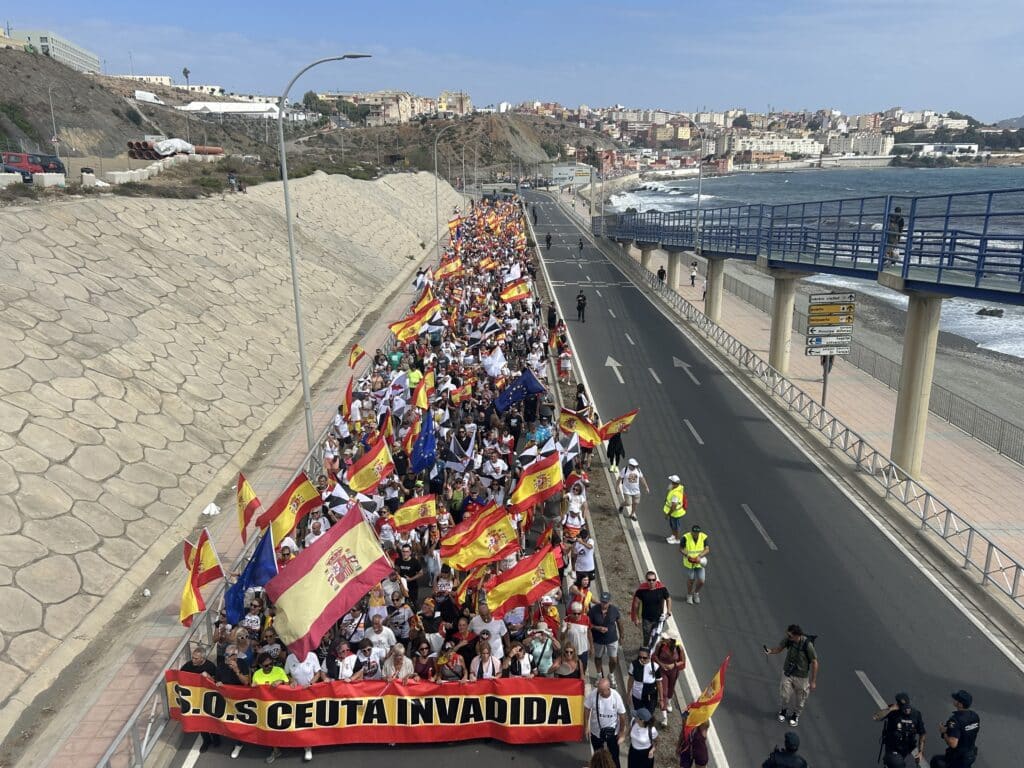 &laquo; Europe, &eacute;coute, Ceuta est ton combat &raquo; : plus de mille habitants manifestent jusqu'&agrave; la fronti&egrave;re