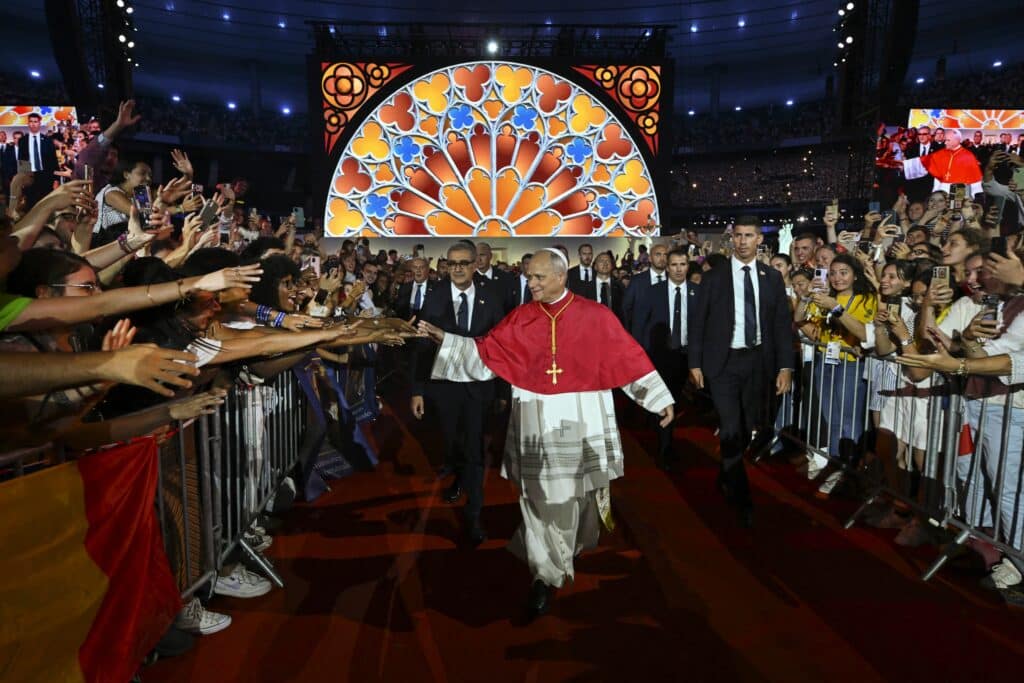 L&eacute;on XIV &agrave; Paris : de la pierre sacr&eacute;e de Notre-Dame au d&ocirc;me survolt&eacute; du Stade de France, une soir&eacute;e de fi&egrave;vre spirituelle