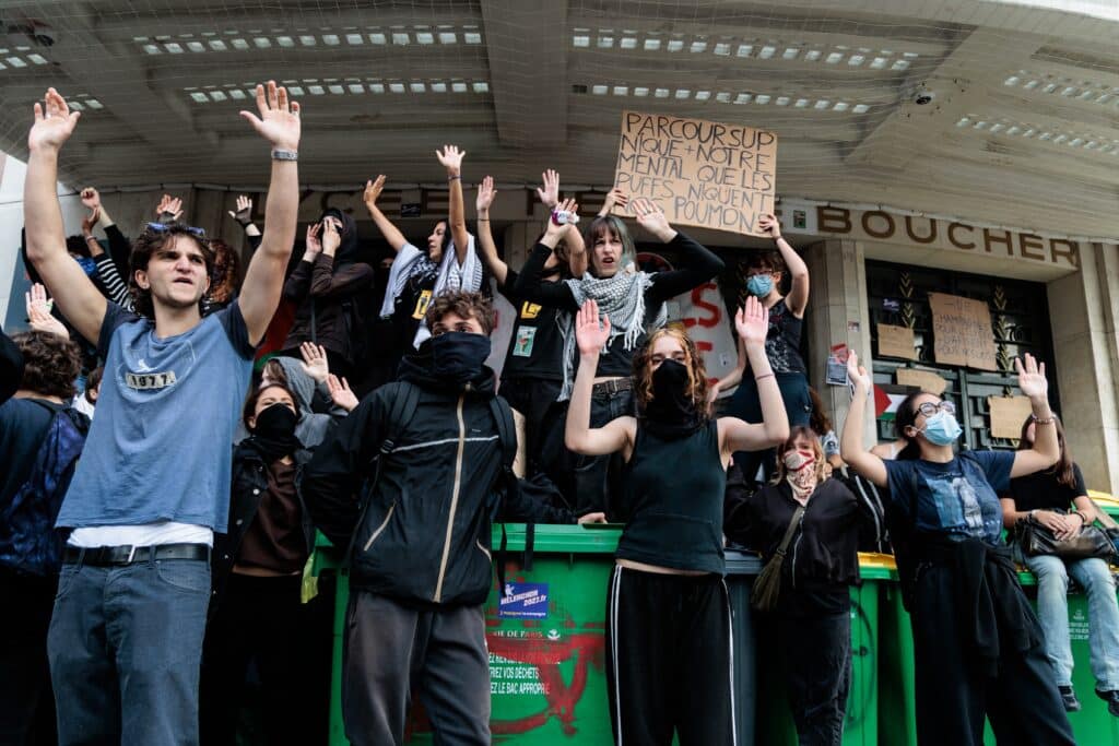 Blocages des lyc&eacute;es : des journalistes de BFMTV &laquo; insult&eacute;s &raquo; et &laquo; agress&eacute;s physiquement &raquo; &agrave; Saint-Denis