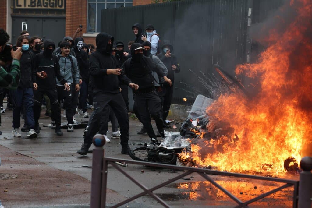 La France donne &agrave; voir au monde ses lyc&eacute;es pris d'assaut : m&ecirc;me la presse internationale s'empare du sujet