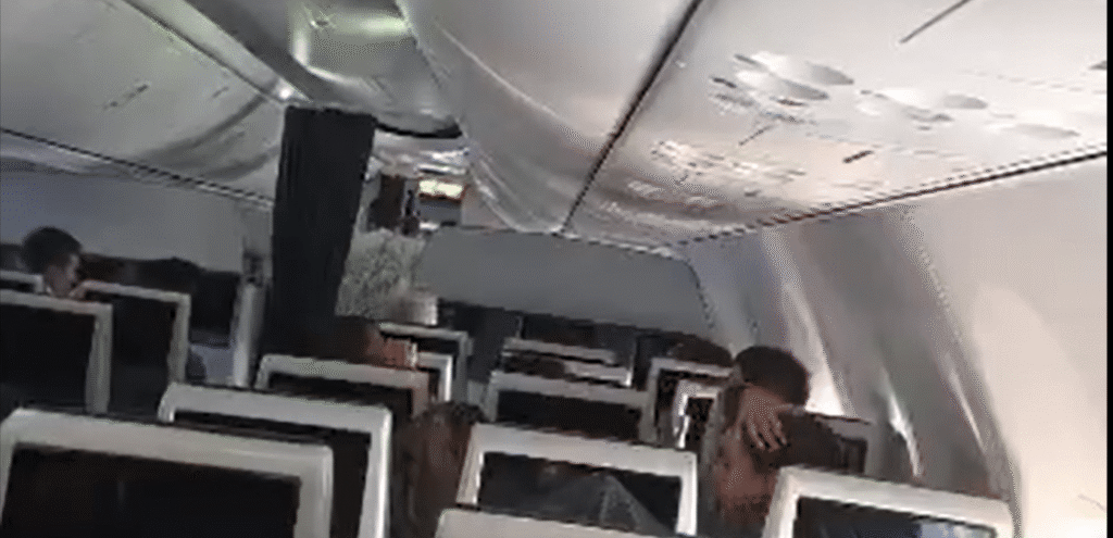 Un pilote poignard&eacute;, l&rsquo;avion plonge de 4.600 m&egrave;tres : 2 pilotes passagers reprennent les commandes et posent l'avion