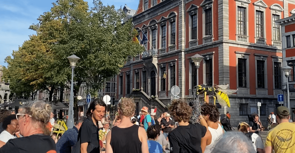 Manifestations &agrave; Li&egrave;ge : des militants masqu&eacute;s vandalisent les locaux de La Meuse et d'RTL
