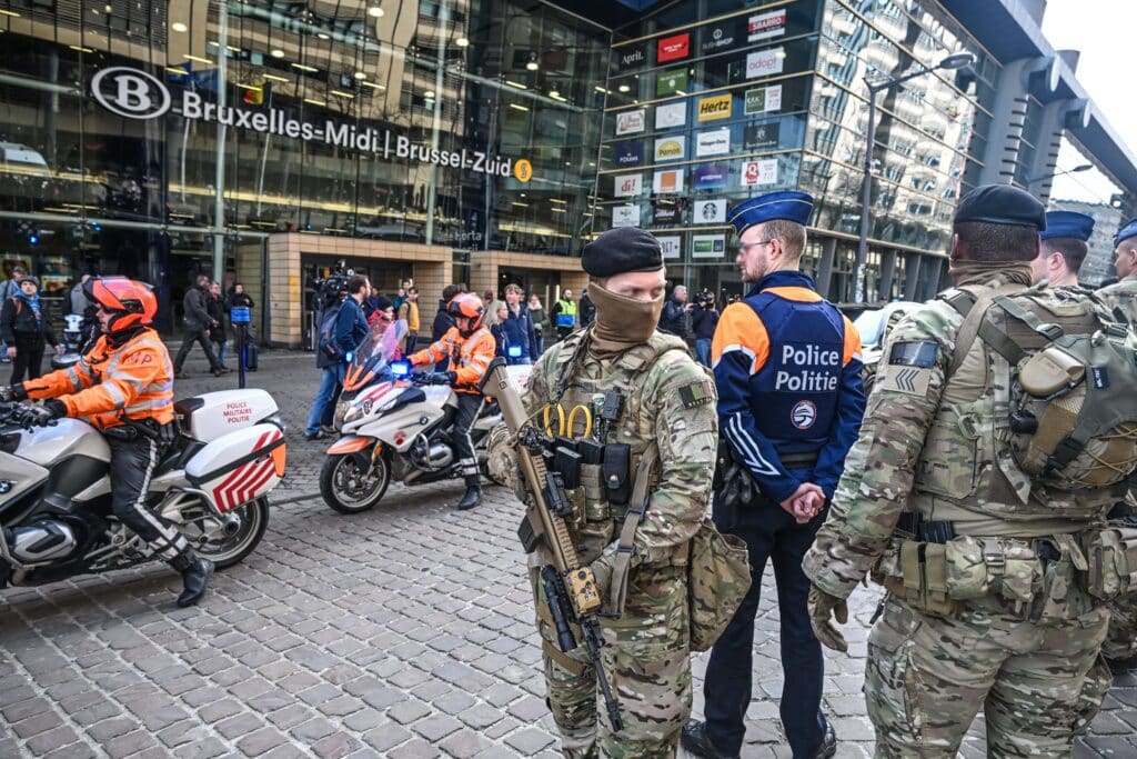 Kalachnikov charg&eacute;e &agrave; Bruxelles-Midi : un Marocain de 23 ans plac&eacute; sous mandat d&rsquo;arr&ecirc;t
