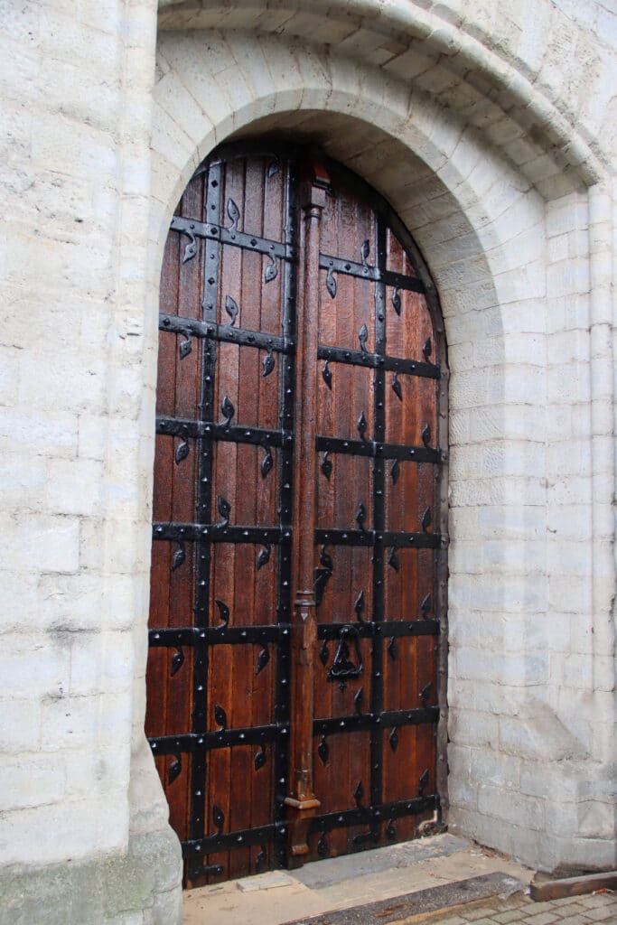 La Porte de Hal retrouve sa toiture et son chemin de ronde apr&egrave;s 18 mois de travaux