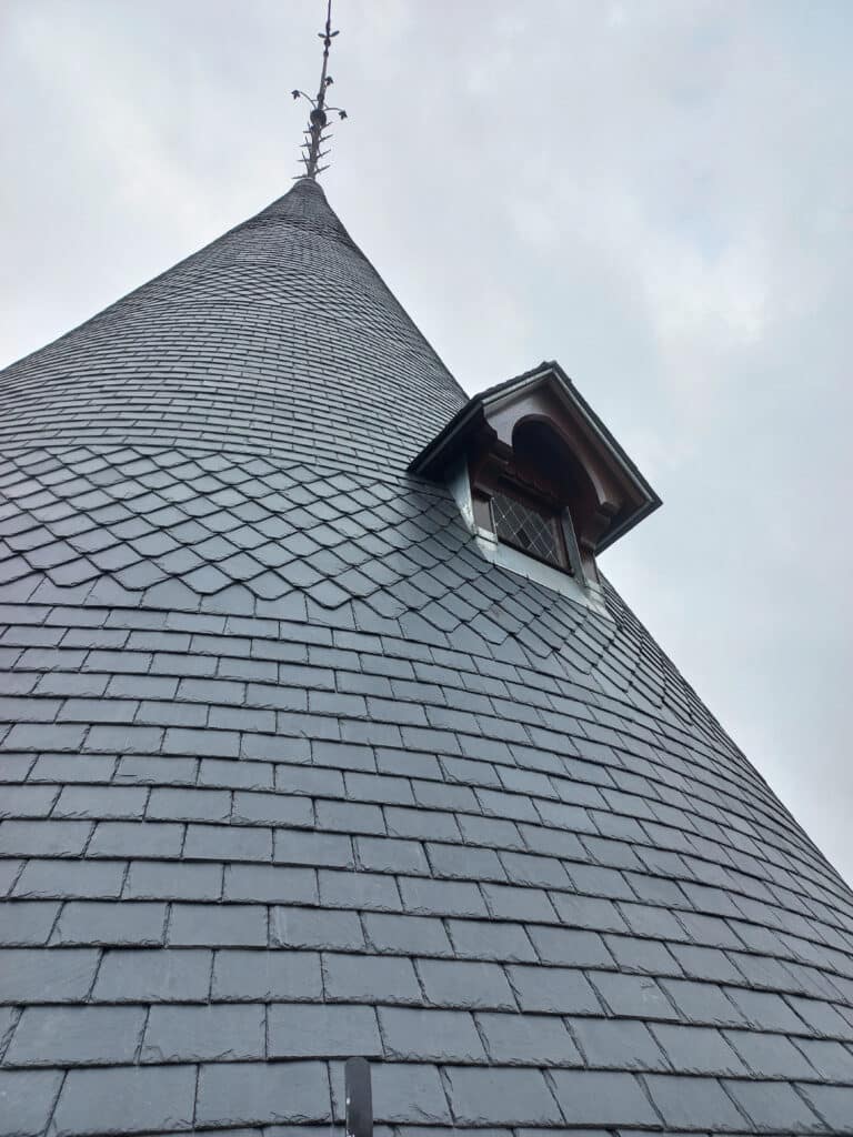 La Porte de Hal retrouve sa toiture et son chemin de ronde apr&egrave;s 18 mois de travaux