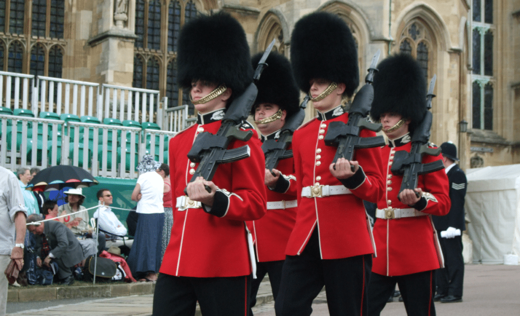 Les embl&eacute;matiques toques de la garde britannique menac&eacute;es par la fourrure synth&eacute;tique