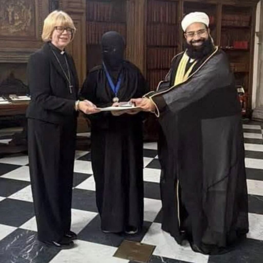 L&rsquo;archev&ecirc;que de Canterbury cr&eacute;e la pol&eacute;mique en d&eacute;corant un religieux li&eacute; &agrave; une d&eacute;claration en faveur de Ben Laden