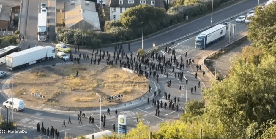 Des centaines d&rsquo;opposants &agrave; l&rsquo;immigration bloquent les routes vers Douvres