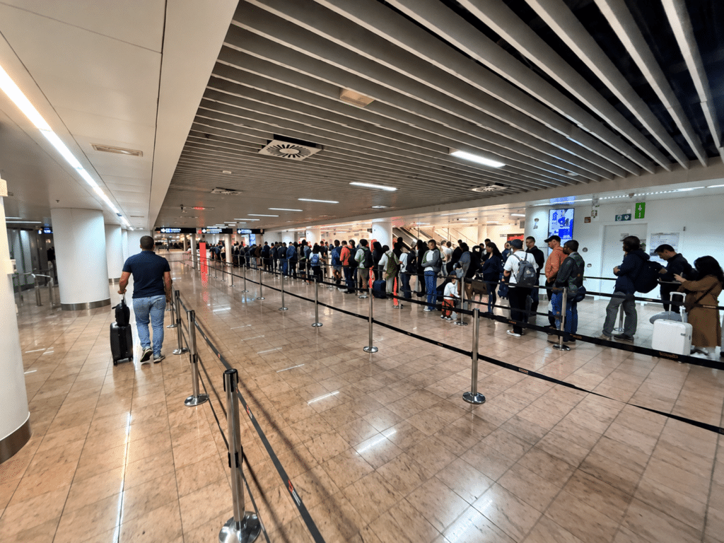 Des heures pour entrer en Belgique : les files interminables au contr&ocirc;le des passeports persistent &agrave; Zaventem