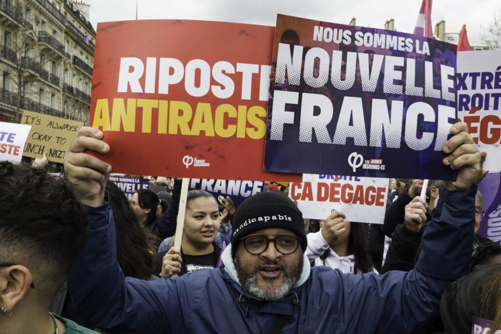 Naturalisations : trois millions de nouveaux Fran&ccedil;ais en 25 ans, un &eacute;lectorat qui pourrait profiter &agrave; M&eacute;lenchon