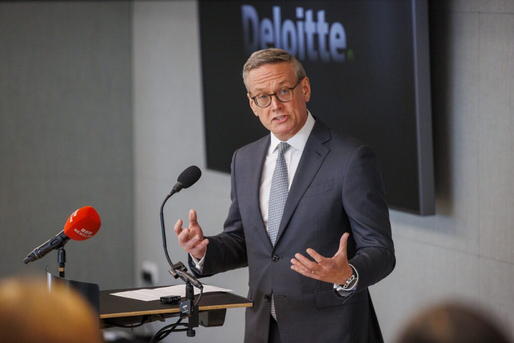 Deloitte : 1.000 emplois supprim&eacute;s, mais une r&eacute;mun&eacute;ration en hausse de 45 % pour le patron