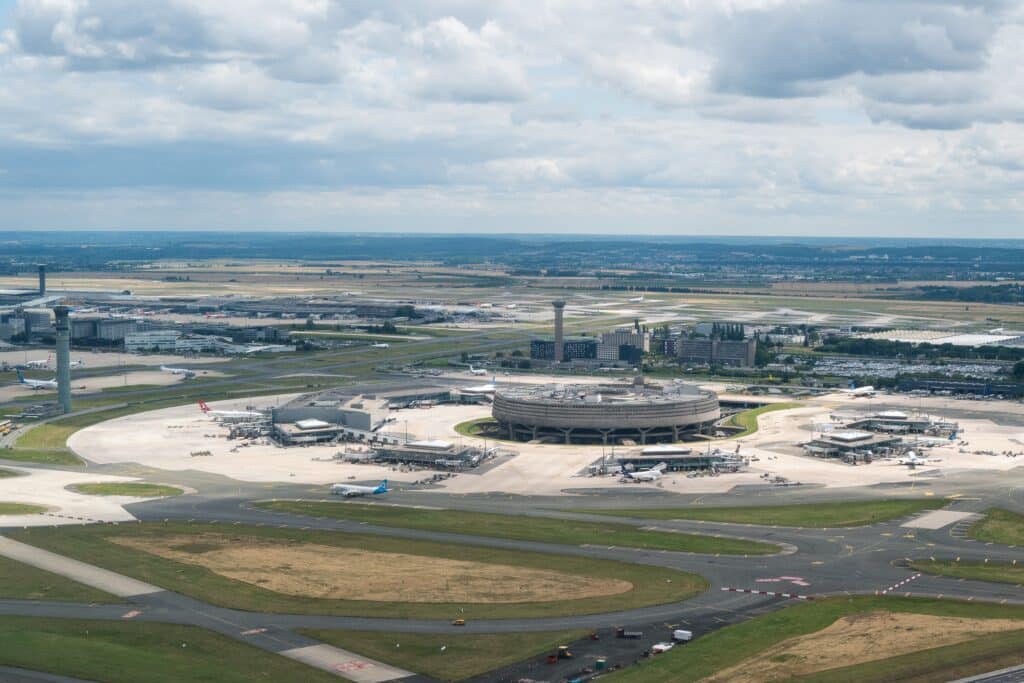 Un groupe a&eacute;roportuaire contr&ocirc;l&eacute; par l&rsquo;&Eacute;tat fran&ccedil;ais continue de servir une compagnie russe sanctionn&eacute;e