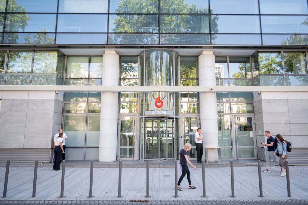 Marseille : un journaliste de M6 encercl&eacute; et violemment frapp&eacute; lors du blocage d&rsquo;un lyc&eacute;e