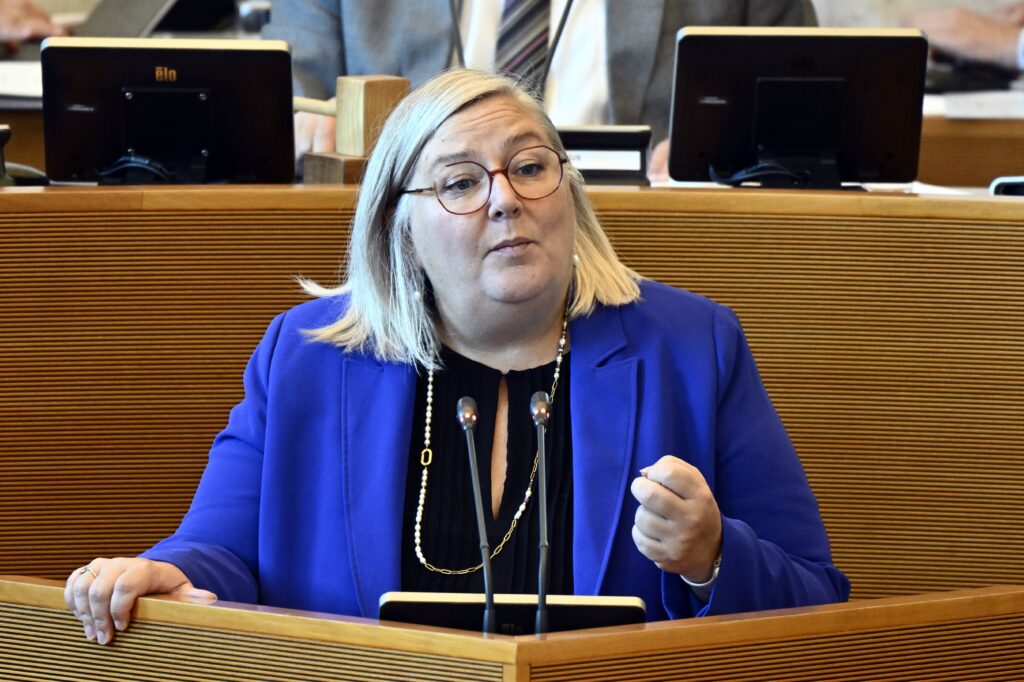 Mineurs d&eacute;linquants : Val&eacute;rie Bluge (MR) r&eacute;clame le bracelet &eacute;lectronique face &agrave; la p&eacute;nurie de places en IPPJ
