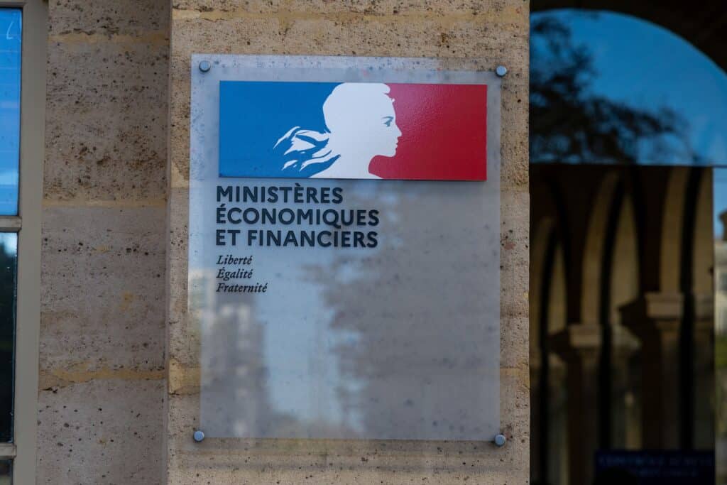 La rue refuse les &eacute;conomies, les march&eacute;s refusent les d&eacute;ficits : la France prise en &eacute;tau