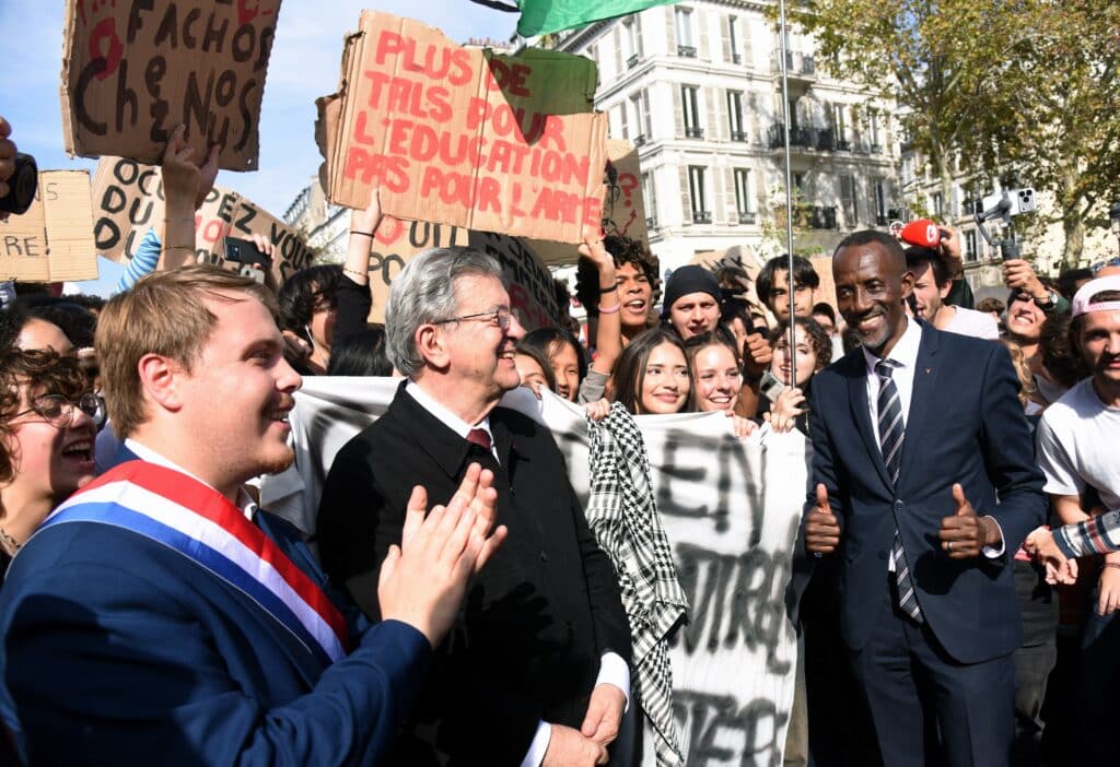&laquo; Gloire &agrave; ces jeunes &raquo;, &laquo; ils ont peur de vous &raquo;, &laquo; sauvagerie polici&egrave;re &raquo; : ce que dit LFI face &agrave; la r&eacute;volte lyc&eacute;enne