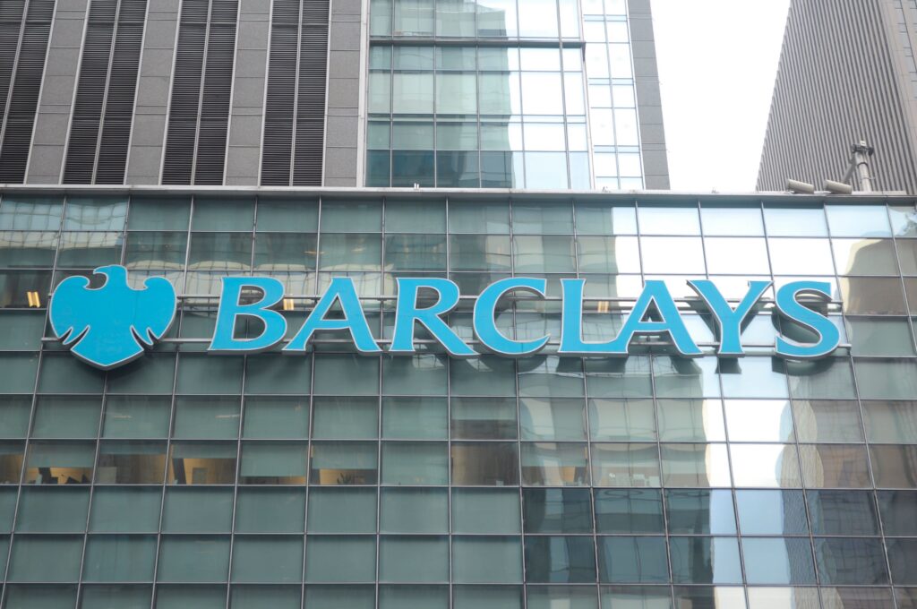 Barclays supprime 5.000 emplois : l'IA acc&eacute;l&egrave;re la restructuration des banques