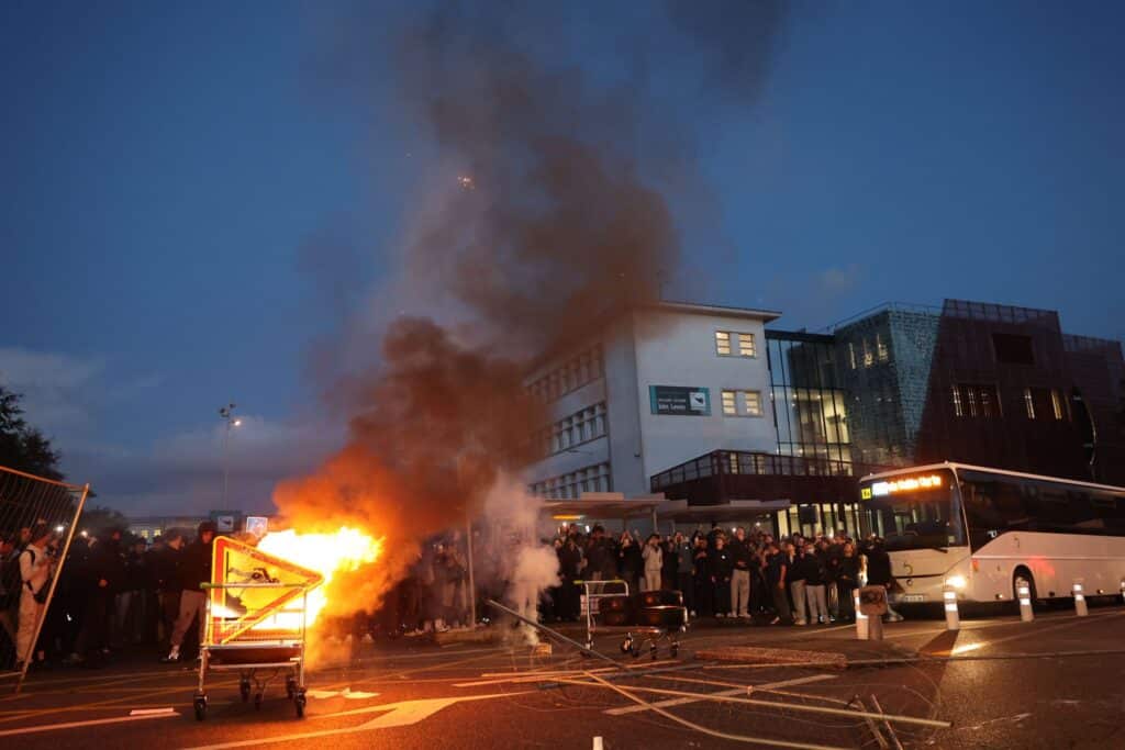 Camion de pompiers incendi&eacute;, chauffeur agress&eacute;, tirs de mortiers : le mouvement lyc&eacute;en bascule dans la violence